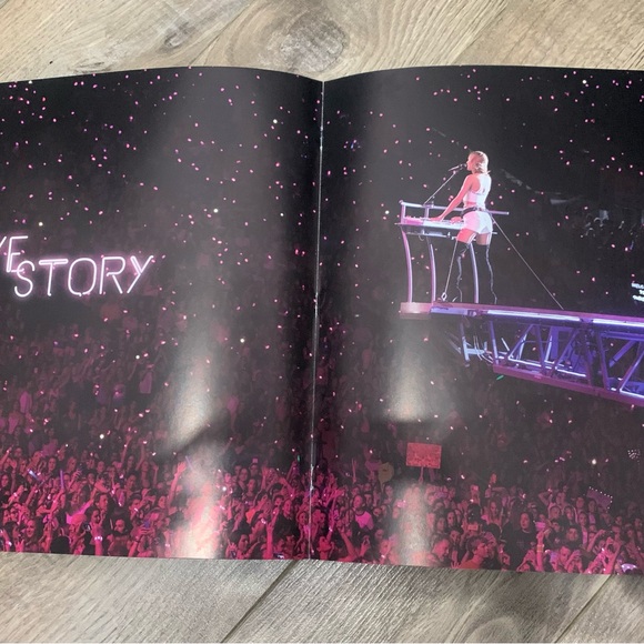 Holographic 1989 VIP tour book - Picture 3 of 4
